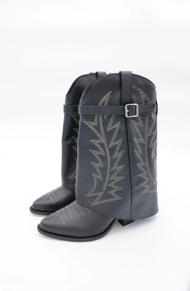 Classy  Comboy Boot  Negra Nobuk con  Bordado Negro