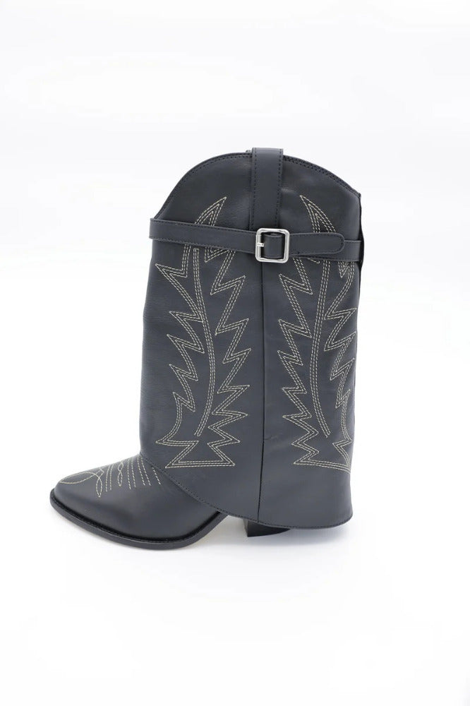 Classy  Comboy Boot  Negra Nobuk con  Bordado Negro